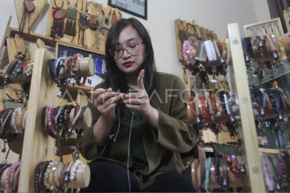 Kerajinan kalung rajut etnik di Batu - ANTARA Sumbar