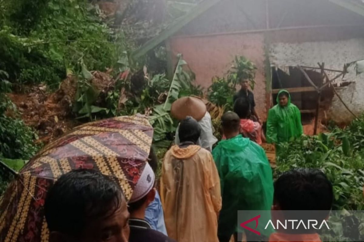 Dua rumah rusak tertimbun longsor di Cianjur, 40 orang mengungsi