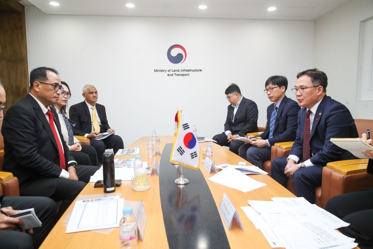 Transportation Minister discusses Bali LRT financing with South Korea
