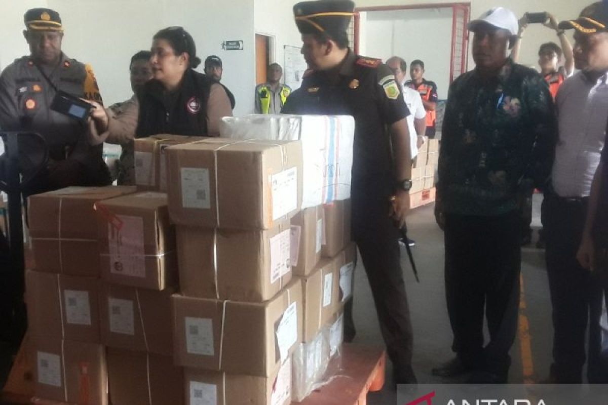 Logistik surat suara Pemilu 2024 empat KPU Kabupaten tiba di Biak