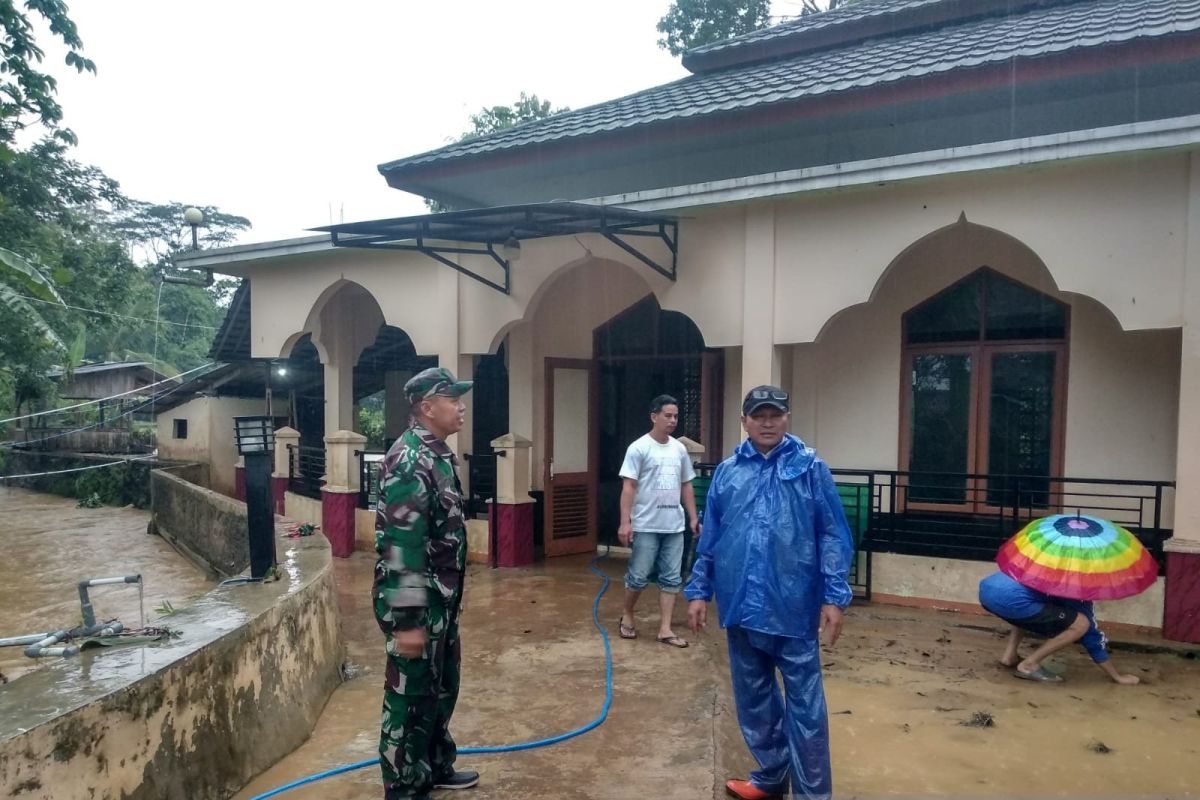 Air Sungai Cibojong meluap rendam masjid di Sukabumi