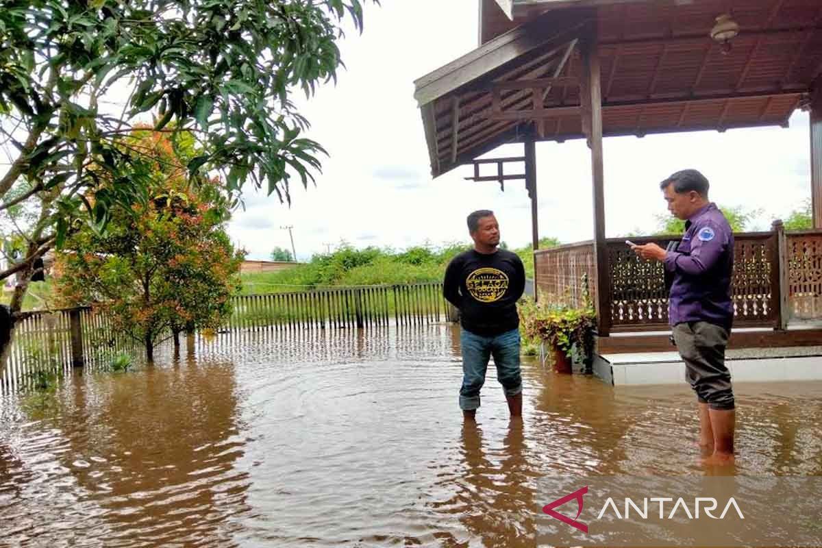 Sejumlah jalan dan rumah warga di Kobar terendam banjir akibat curah hujan tinggi