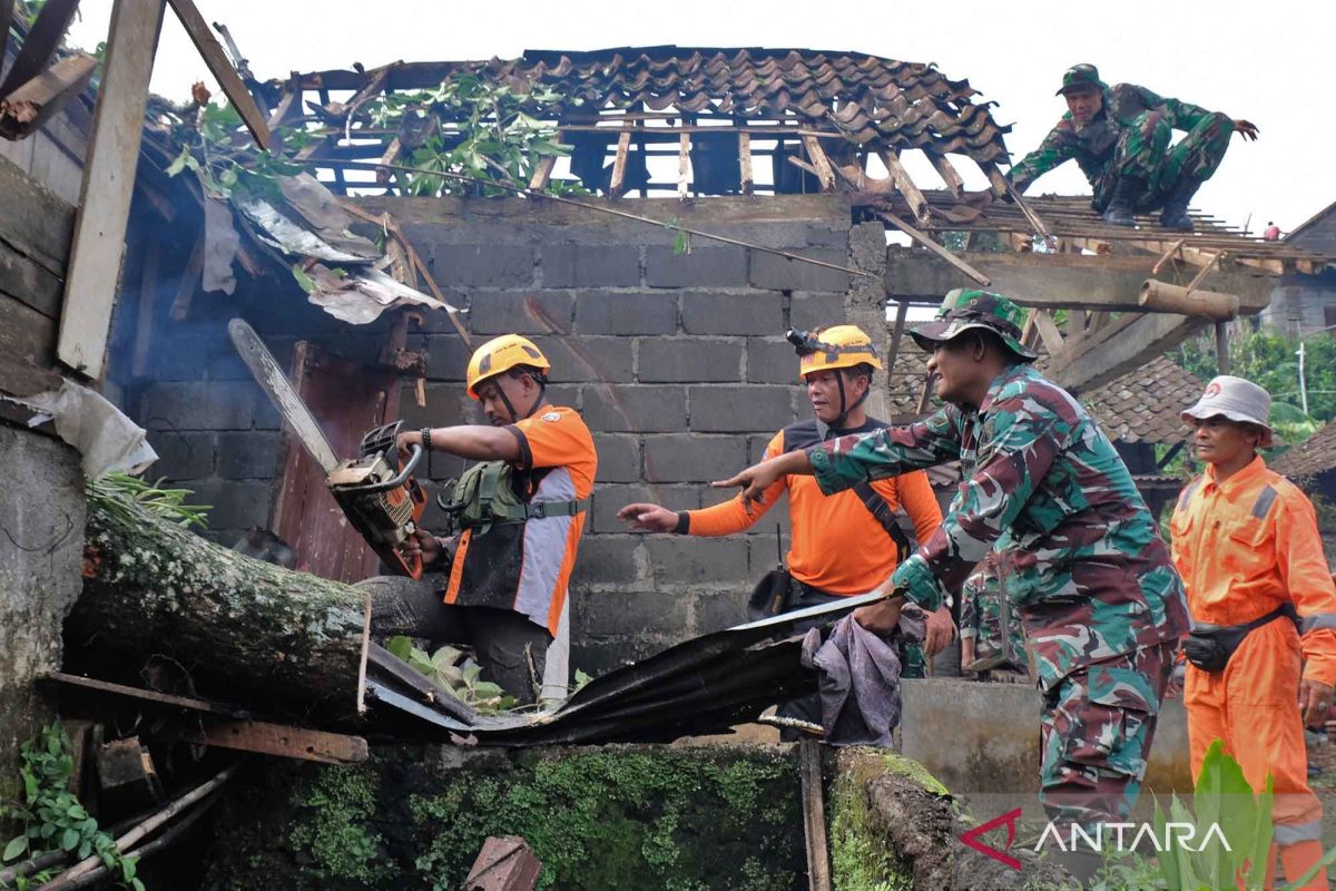 Puluhan Rumah Rusak Akibat Angin Puting Beliung Di Wonosobo - ANTARA News