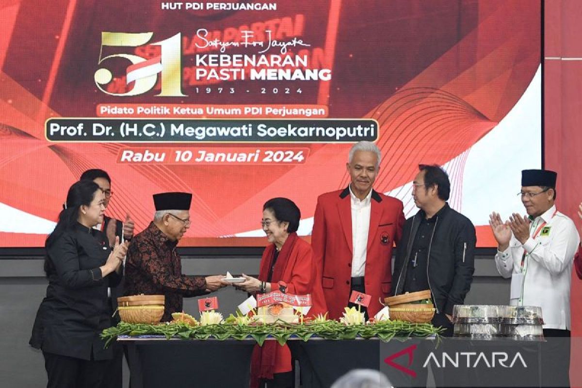 Megawati beri potongan pertama tumpeng HUT PDIP untuk Ma'ruf Amin