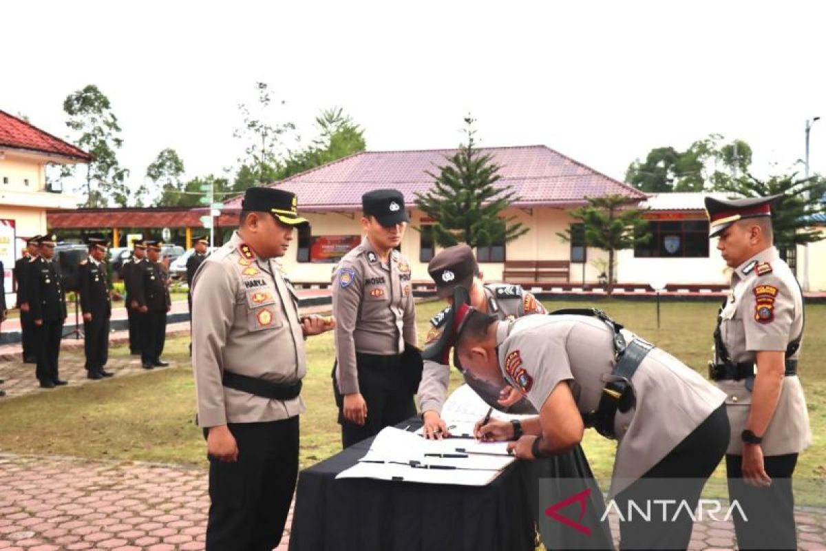 AKBP Hary Ardianto pimpin sertijab Wakapolres beserta lima pejabat Polres Humbahas