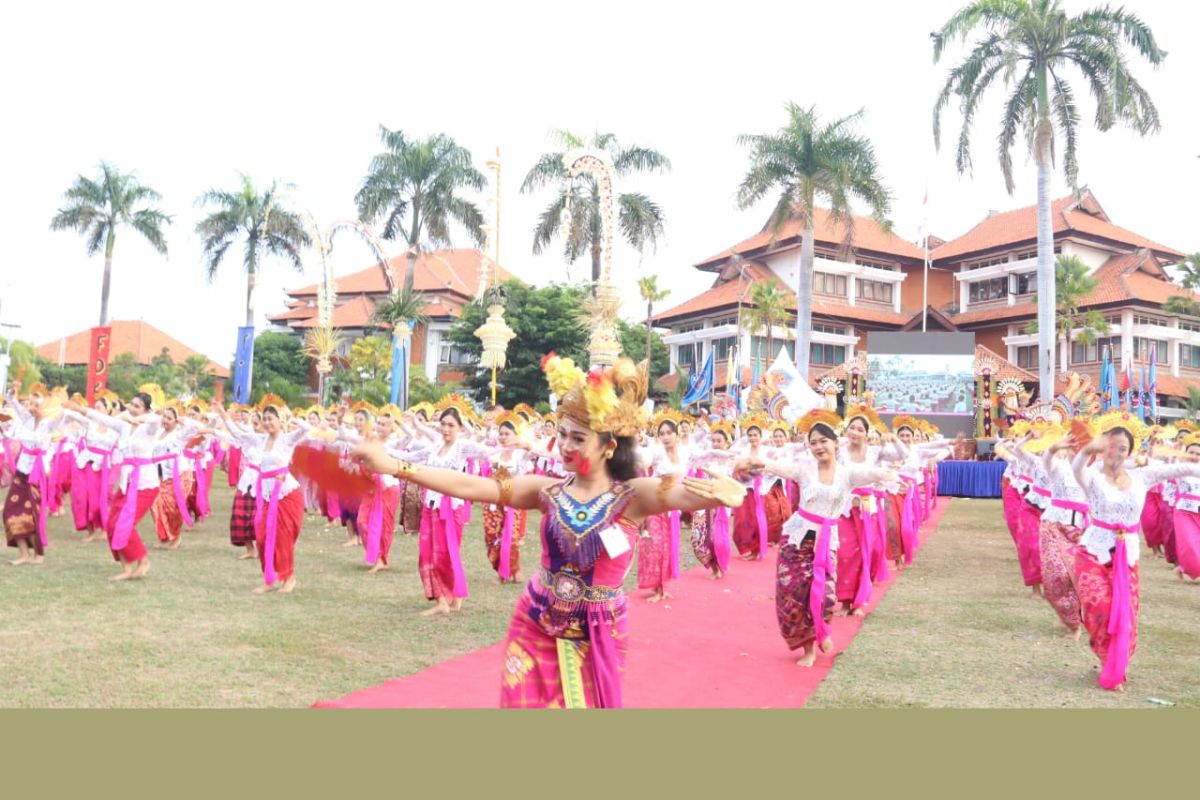 Undiksha Singaraja ukir rekor 1.131 mahasiswa menari Joged Bumbung