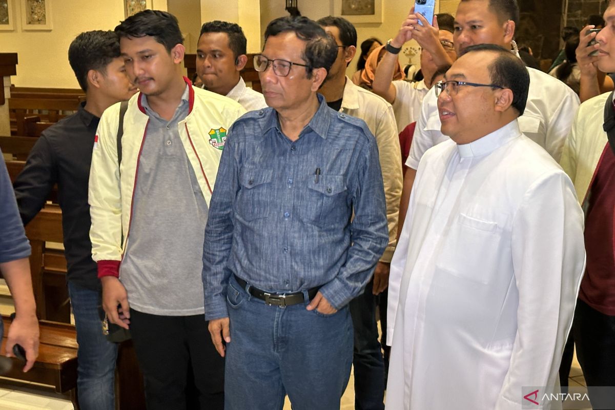 Cawapres Mahfud kunjungi Gereja Katolik Santa Maria di Surabaya
