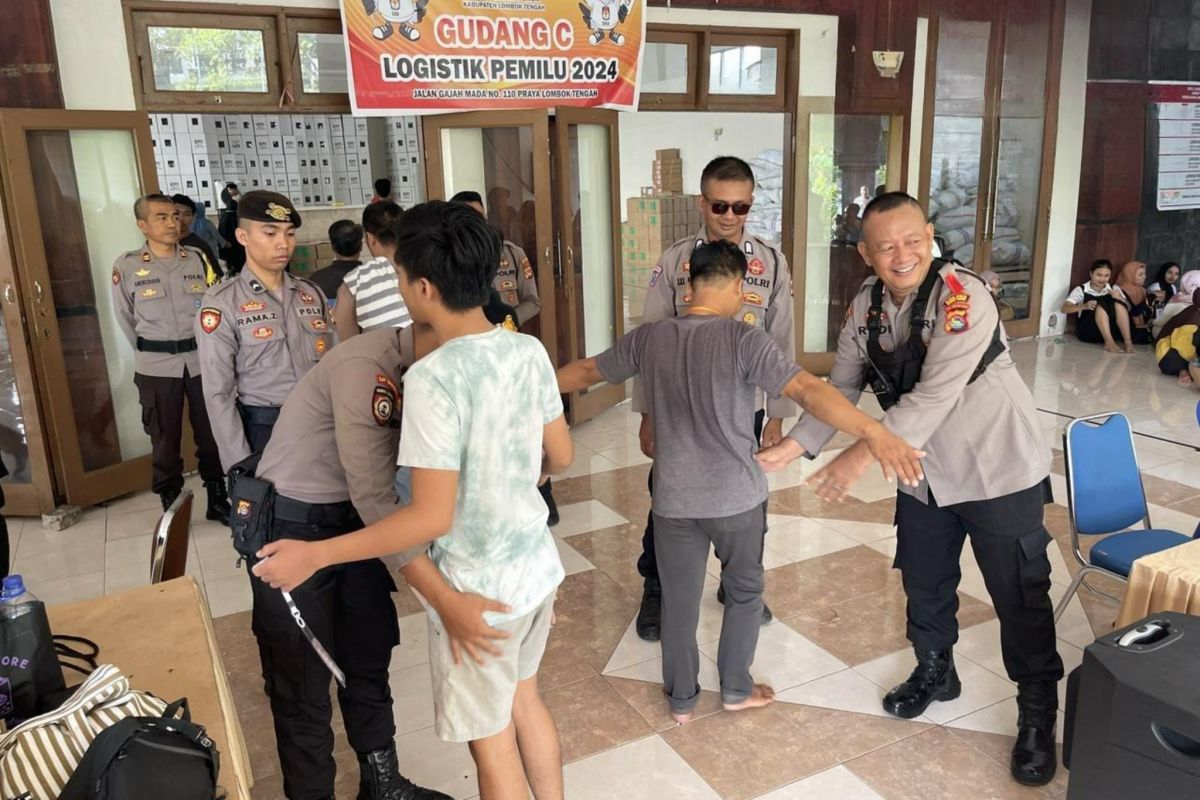 Polisi kawal pelipatan surat suara Pemilu 2024 di Lombok Tengah