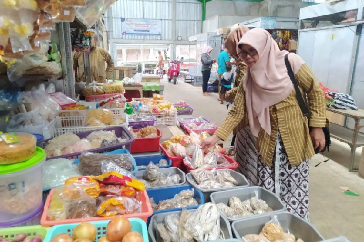 DKP Kulon Progo mentawasi produk olahan ikan di Pasar Jagalan