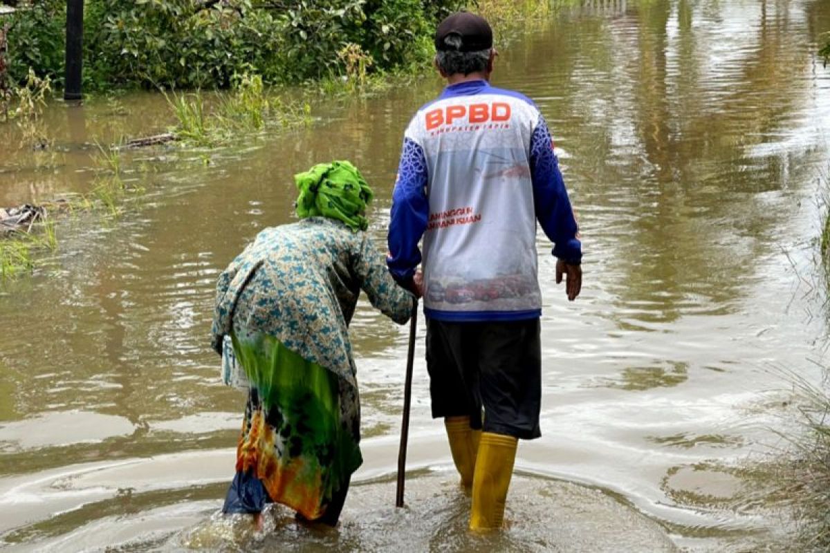 BPBD Tapin tangani warga terdampak banjir di Desa Parigi