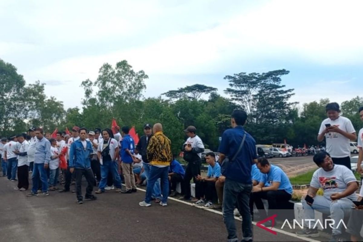Ribuan pendukung capres 02 siap sambut kedatangan Prabowo dan rombongan