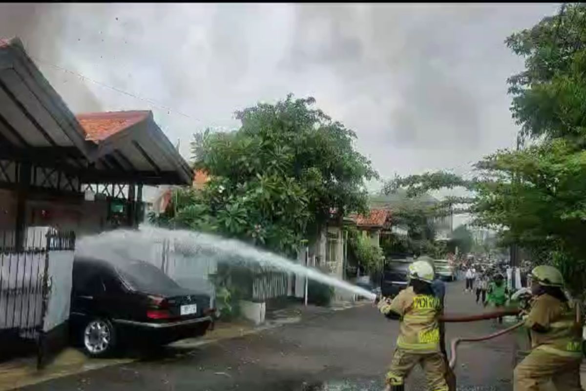 Dua rumah di kompleks Polri Pasar Minggu terbakar