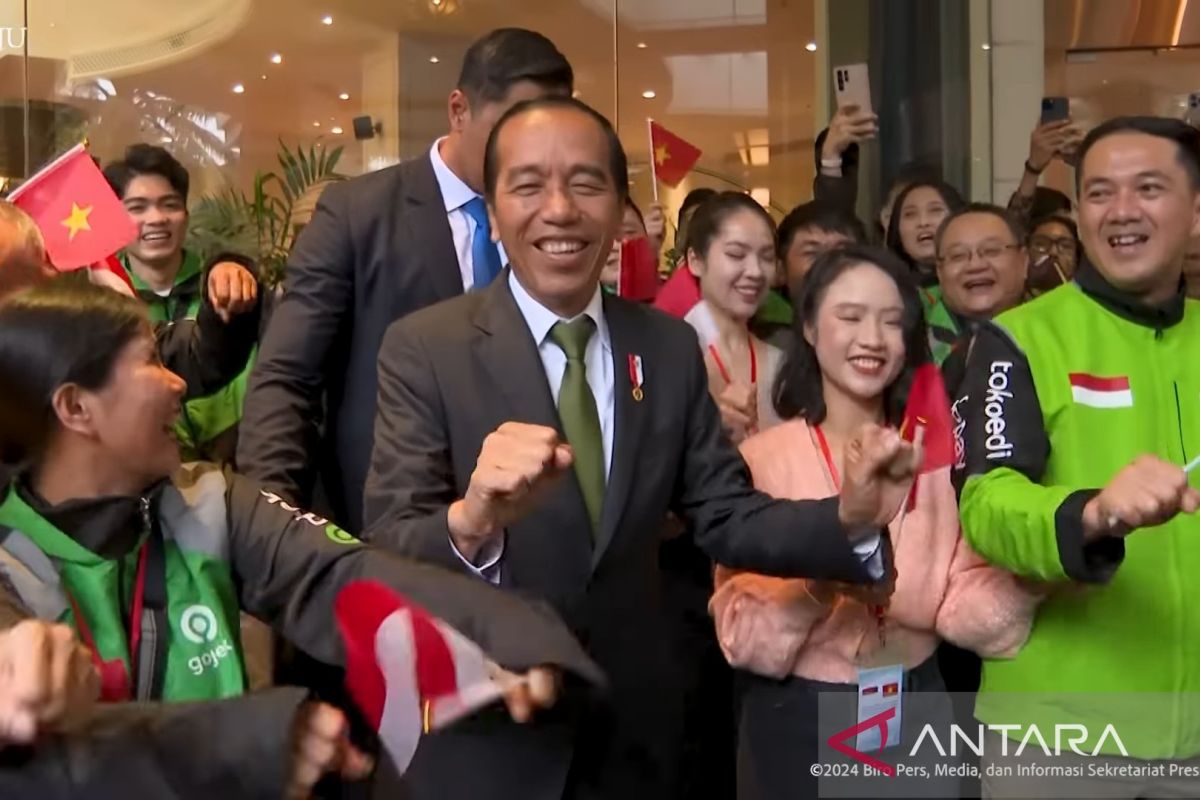 Presiden Jokowi joget bareng pengendara ojol di Vietnam