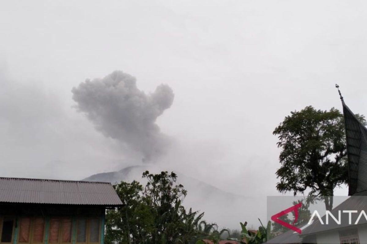 Warga yang tinggal dekat pusat erupsi Gunung Marapi diungsikan