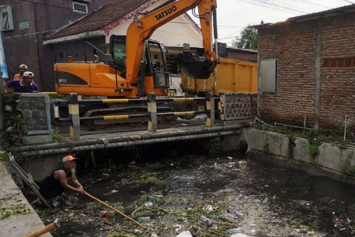Dinas PUPR Kota Madiun bersihkan sampah sungai cegah luapan air