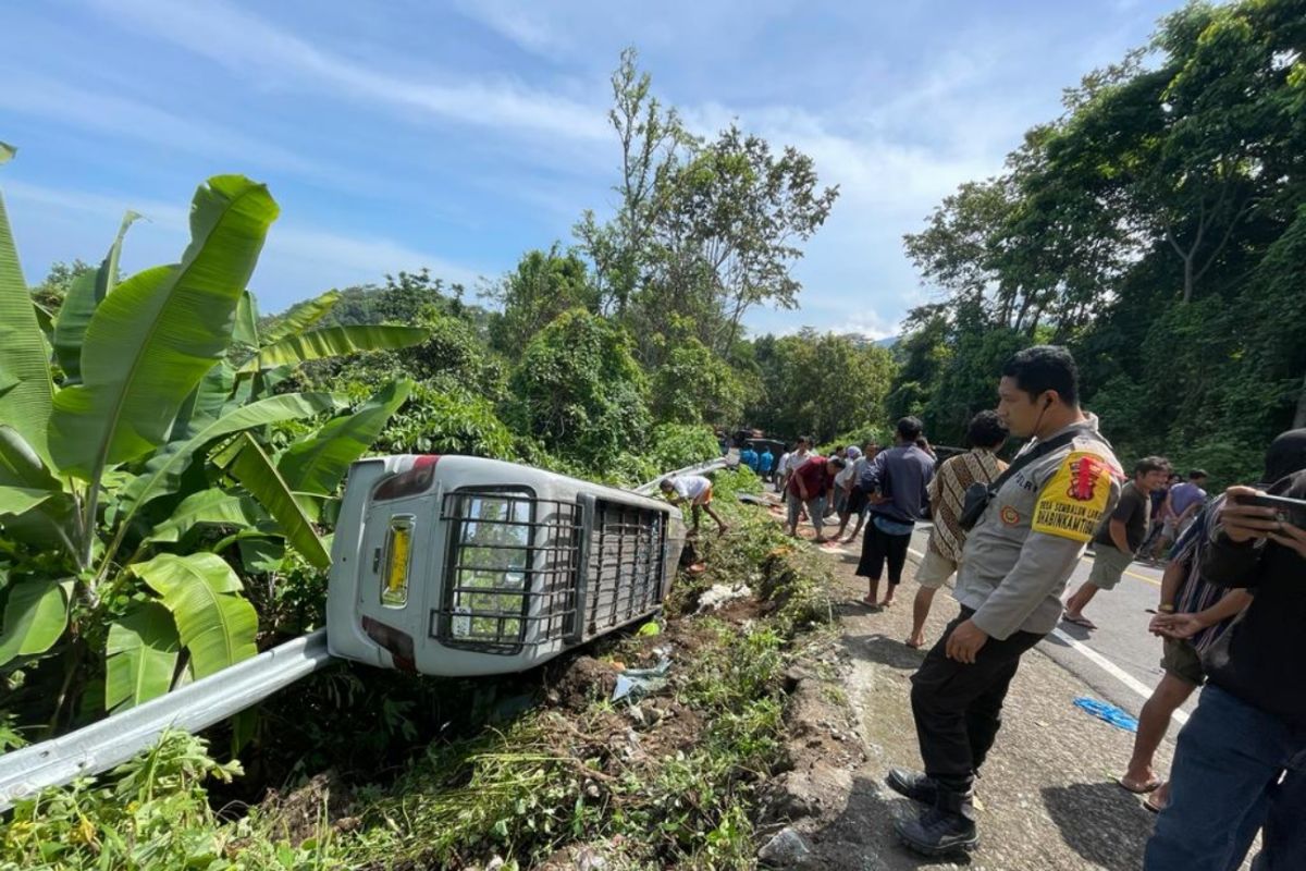 Rem blong, Mobil engkel terbalik di tanjakan Sajang Sembalun Lombok Timur