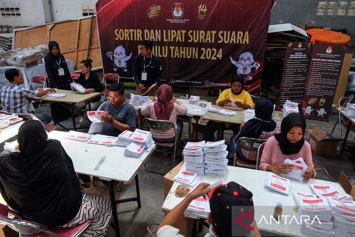 KPU Surakarta mulai sortir dan lipat surat suara pemilu di tiga lokasi