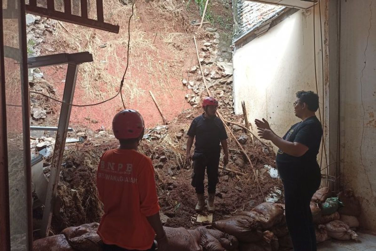 Dua unit rumah di Tangerang Selatan terdampak longsor