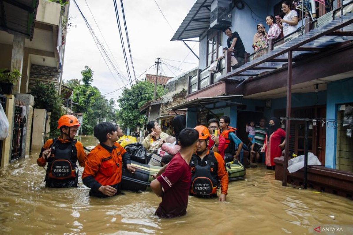 Jabar pastikan air-makanan tersedia di pengungsian banjir Dayeuhkolot