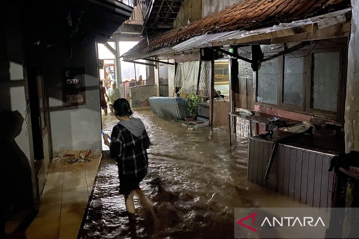 Puluhan rumah warga Braga Bandung terendam banjir setinggi satu meter