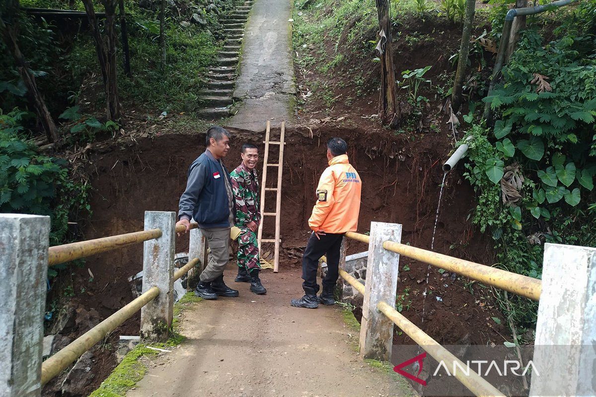 Jembatan penghubung antardesa di Sukabumi terputus akibat longsor