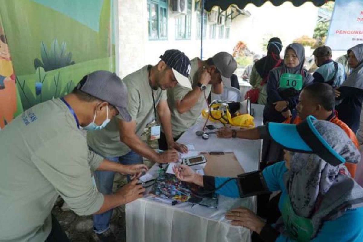 Dinkes lakukan pemeriksaan kesehatan terhadap calon jemaah haji asal Kobar