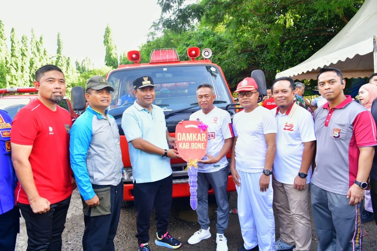 Pemprov Sulsel serahkan bantuan satu mobil Damkar ke Pemkab Bone