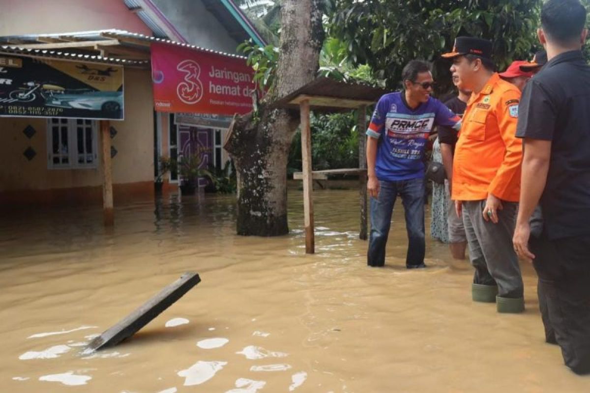 PJ Bupati Merangin tinjau lokasi banjir dan fasilitasi dapur umum pastikan kebutuhan pangan terpenuhi