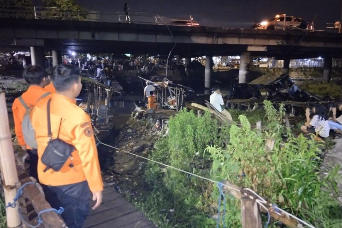 Evakuasi trailer tercebur Sungai Tambak Asri dilakukan Sabtu pagi