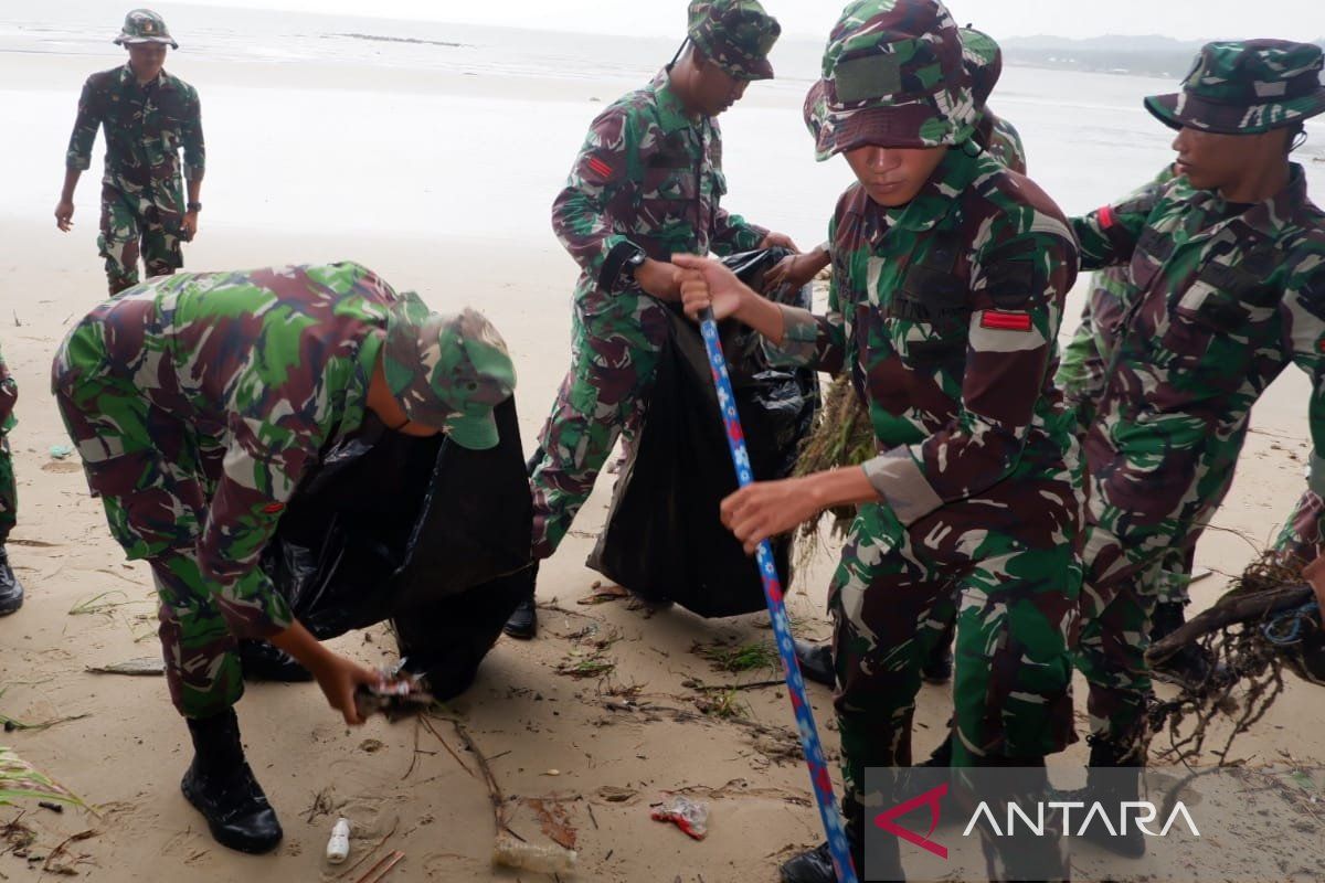 TNI di Natuna bersihkan tumpukan sampah di Pantai Tanjung