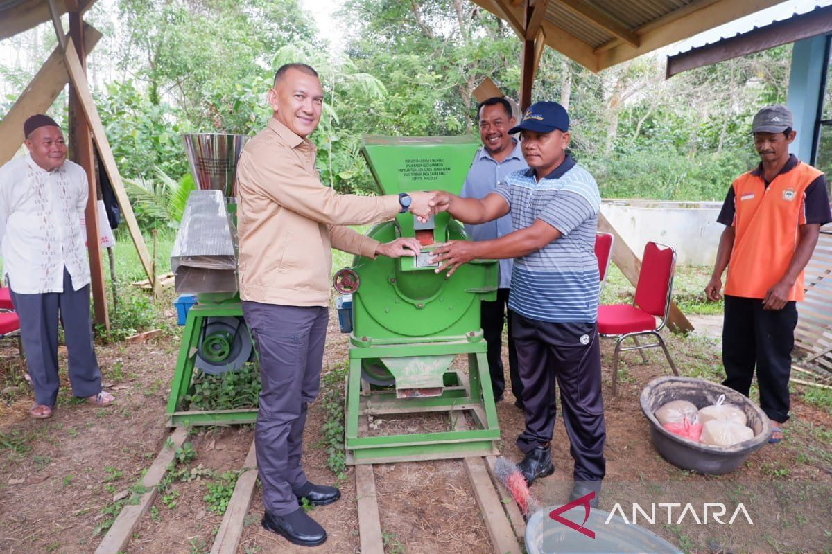 Pemkab Natuna berikan bantuan mesin produksi pakan ikan