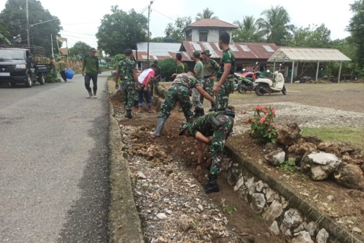 Koramil Halong tanggap bencana bersihkan saluran air