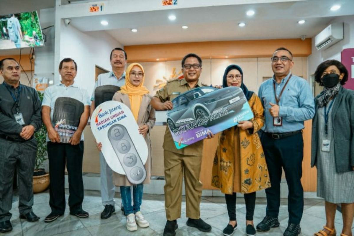 Nasabah Bank Jateng Salatiga bawa pulang Hyundai Ioniq 5