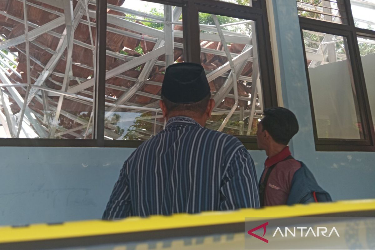 Bupati Cirebon: Atap ruangan SMP 2 Greged ambruk segera diperbaiki