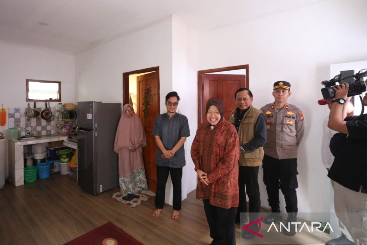 Mensos serahkan bantuan rumah kepada relawan sosial di Cianjur