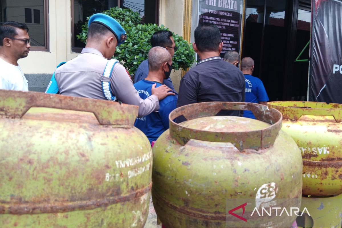 Polres Cirebon Kota tangkap tiga pelaku pengoplos gas elpiji subsidi