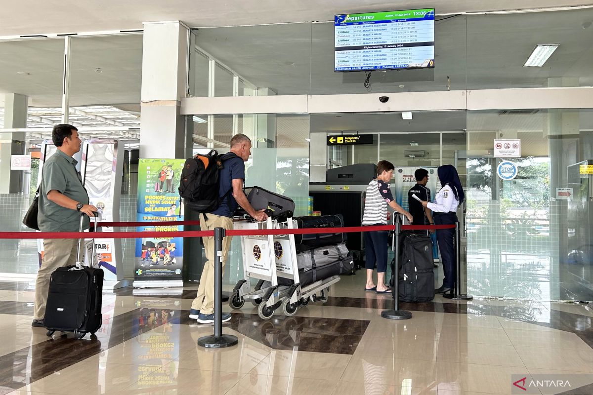 Bandara Abd Saleh Malang kembali beroperasi  pascaterdambak abu Semeru