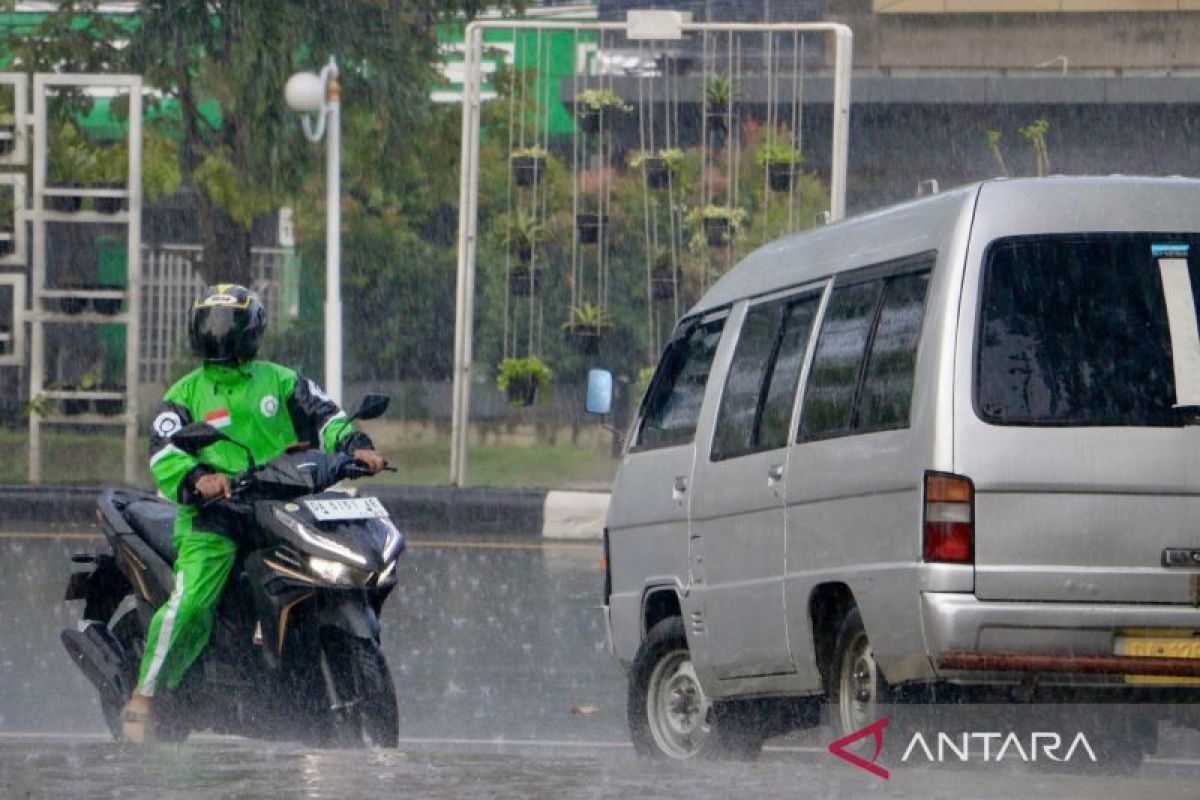 Hari ini, hujan ringan-sedang diprakirakan guyur mayoritas kota besar