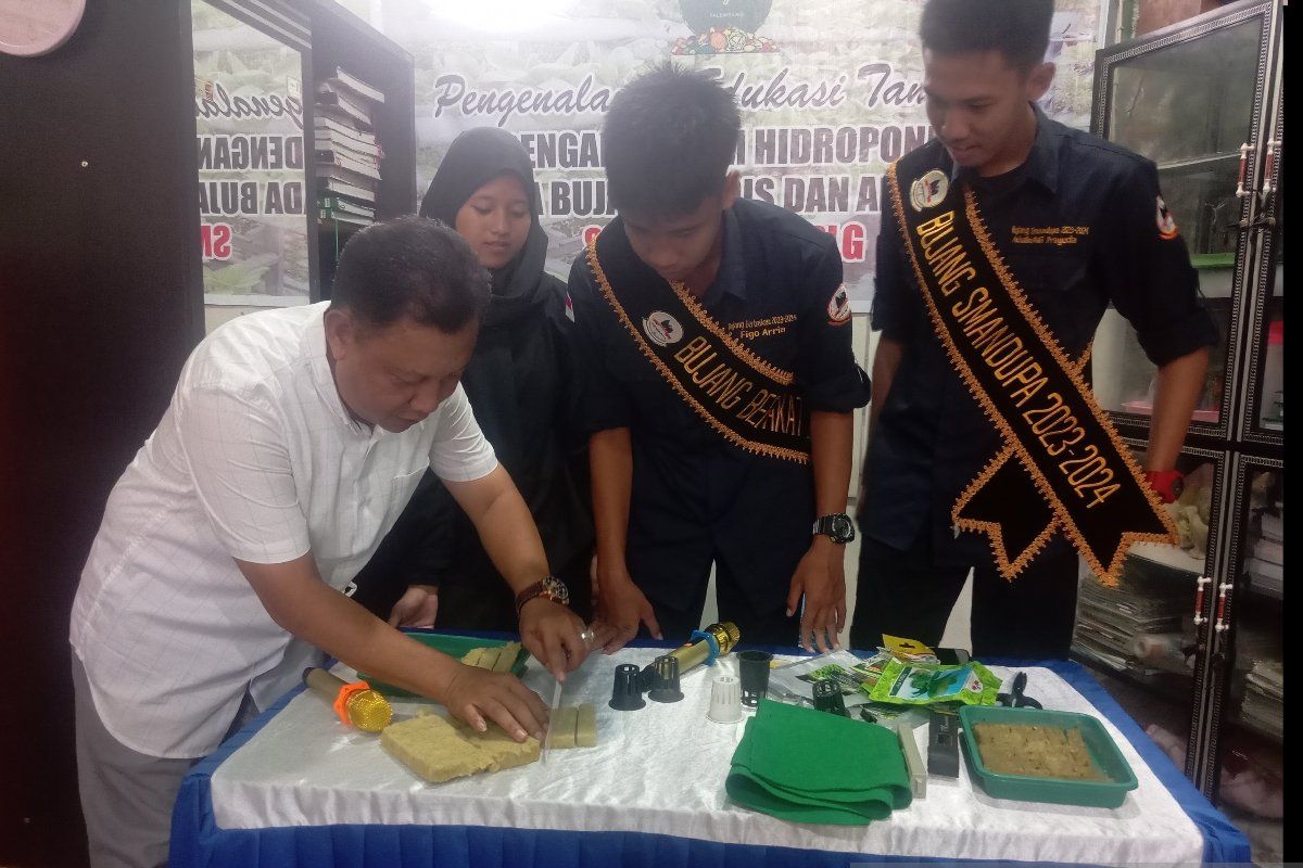 Purnawirawan TNI AL latih siswa Palembang  tanam hidroponik