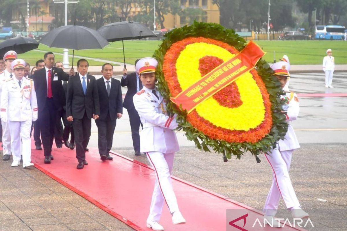Jokowi berkunjung ke Monumen Pahlawan dan Mausoleum Ho Chi Minh di Hanoi
