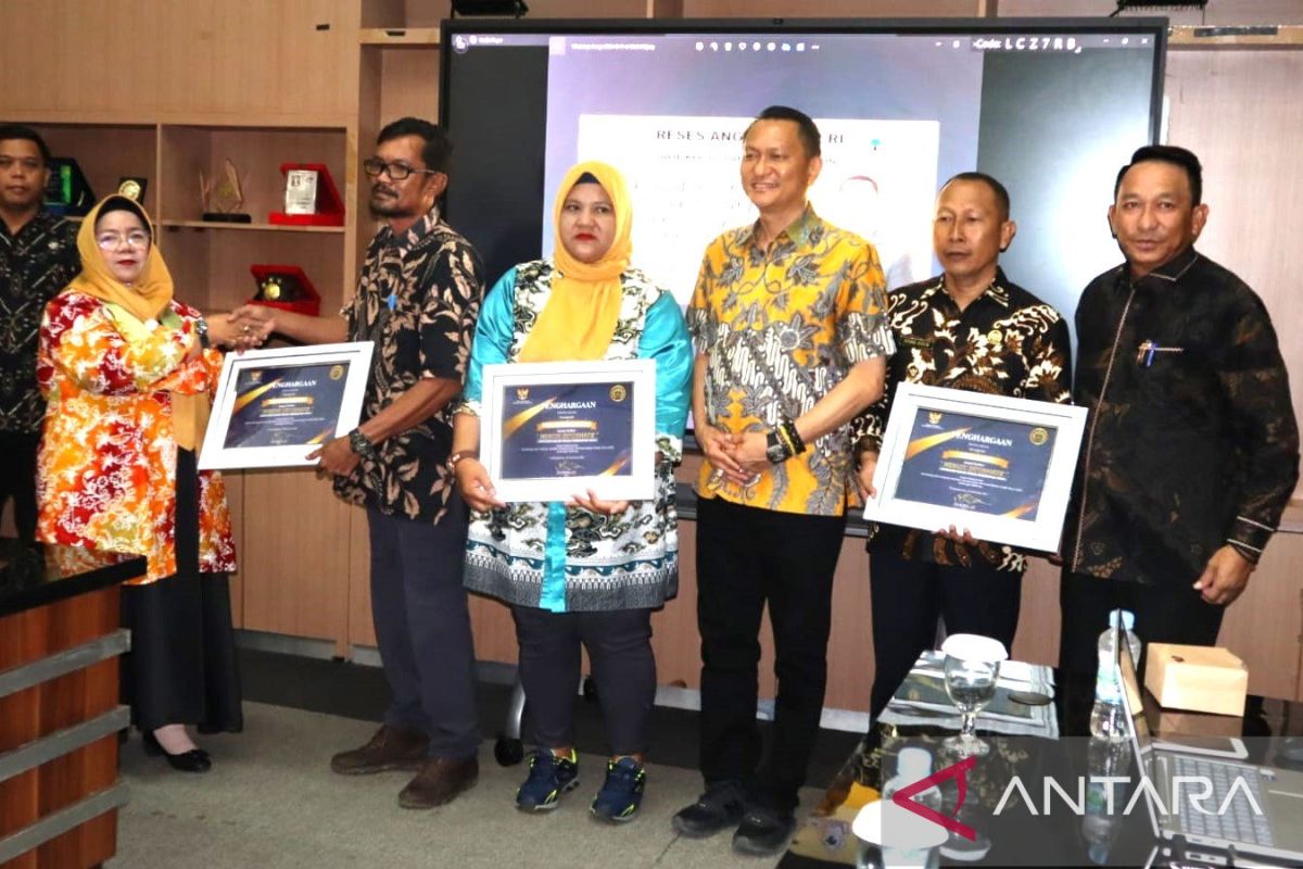 Tiga desa di Belitung Timur raih penghargaan desa menuju informatif