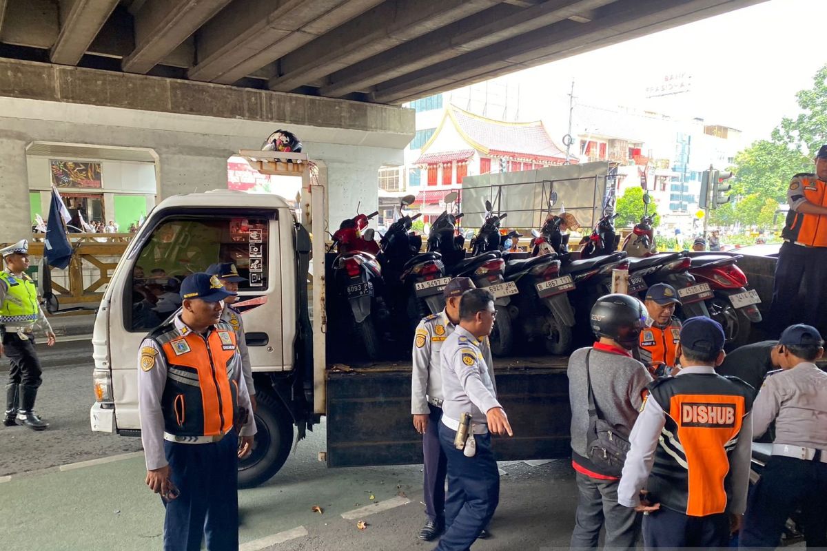 Petugas tertibkan puluhan motor parkir sembarangan di Tanah Abang