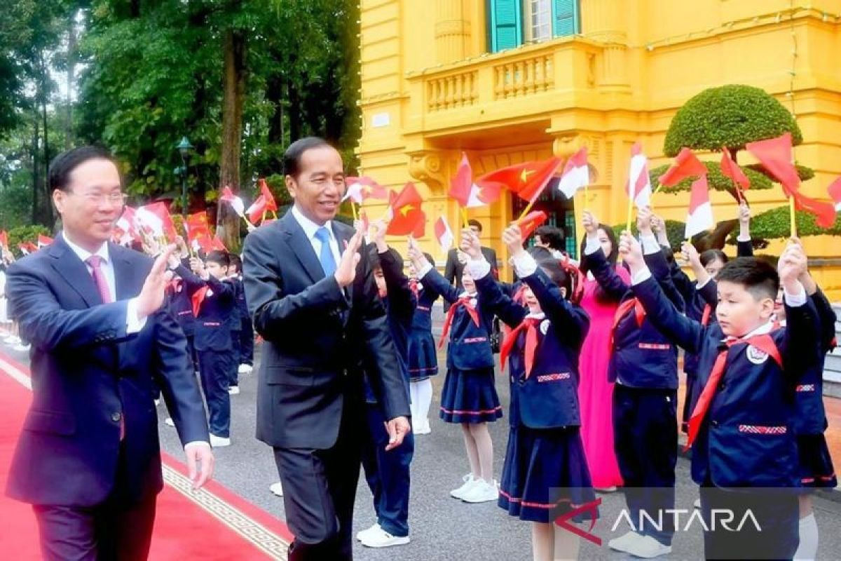 Presiden Jokowi disambut upacara kenegaraan di Hanoi