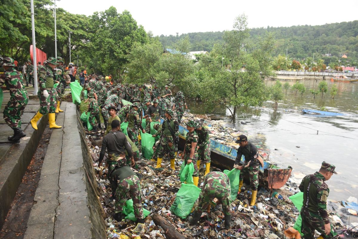 Kodam Kasuari kerahkan personel bersihkan sampah di Pantai Sawaibu Manokwari