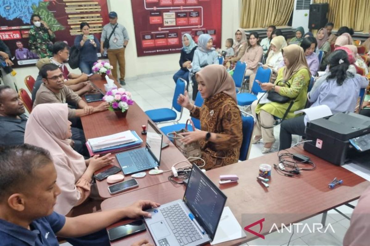 Puluhan istri TNI Kodam XVIII/Kasuari urus DPTb di KPU Manokwari
