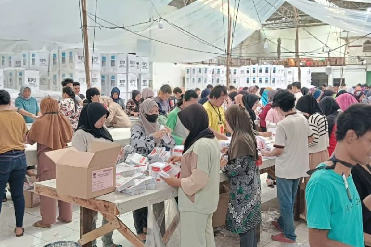 KPU Kota Tangerang libatkan ratusan orang lipat 6,9 juta surat suara