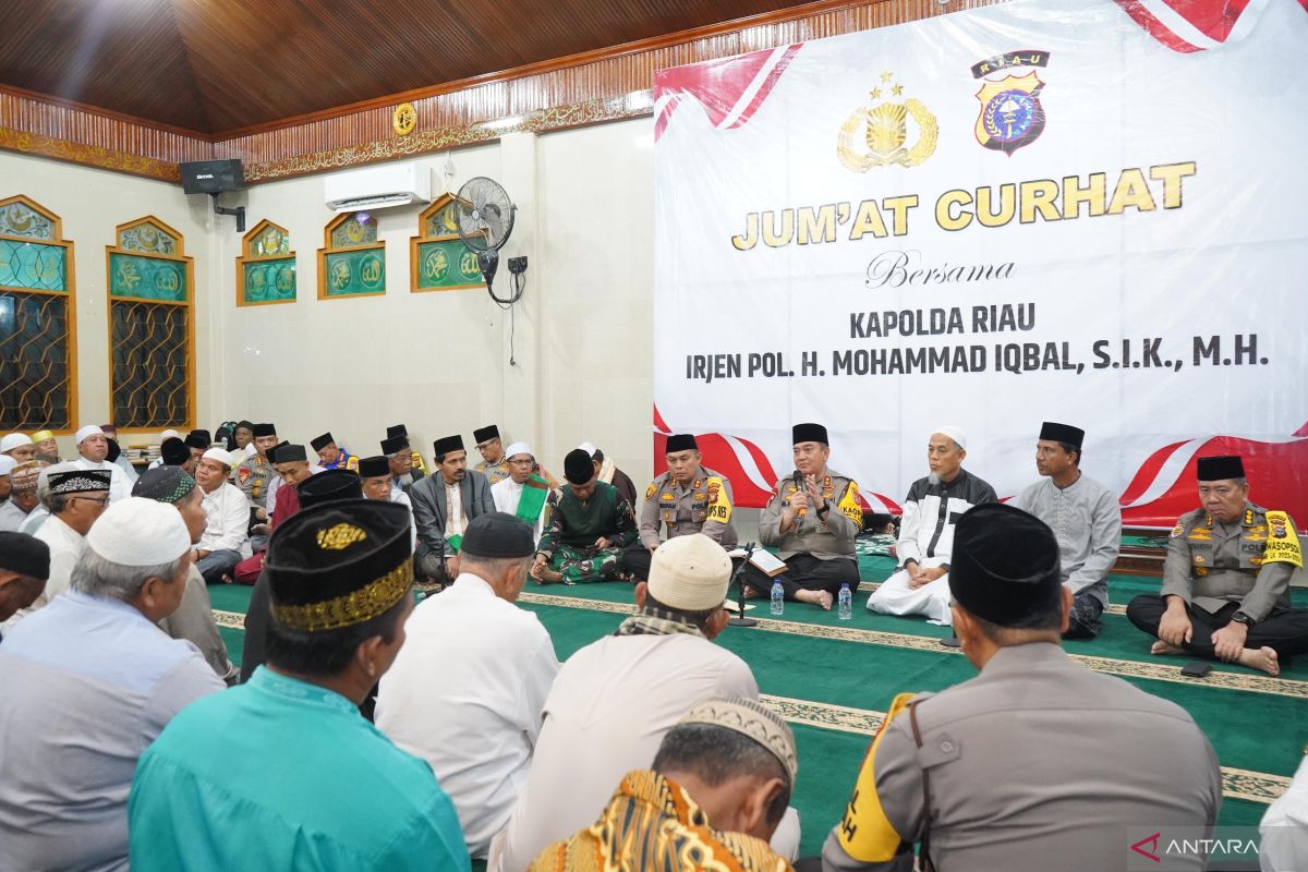 Usai shalat subuh, Kapolda Riau gelar Jumat curhat di Dumai