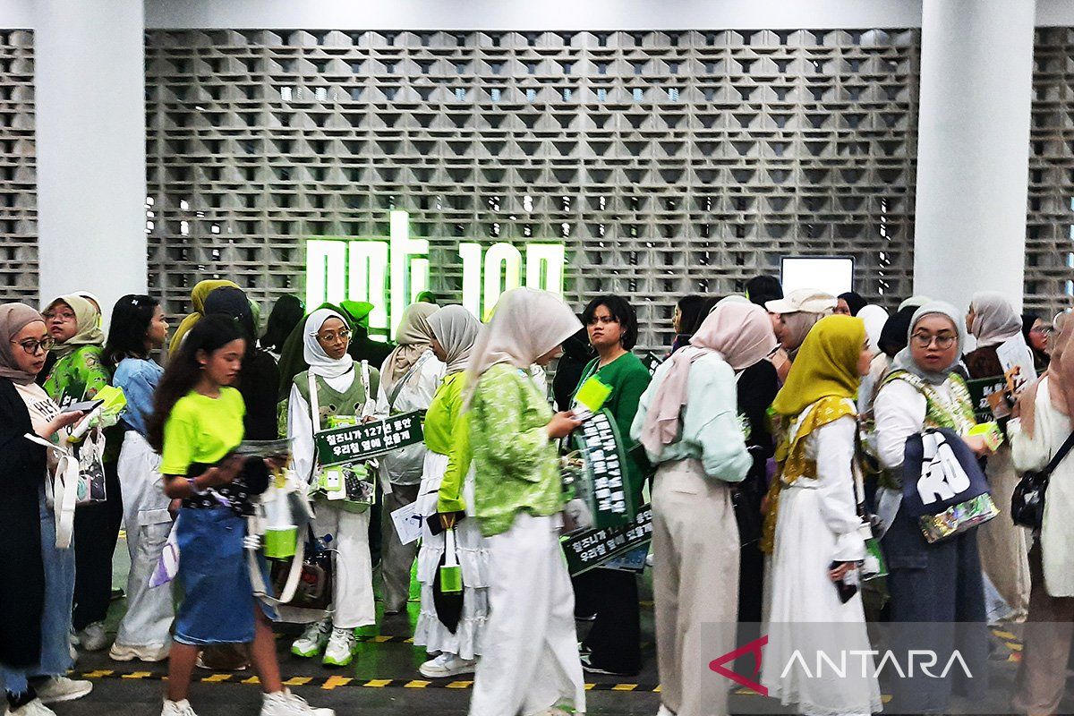 Batik berpadu busana hijau neon warnai area konser NCT 127 Jakarta