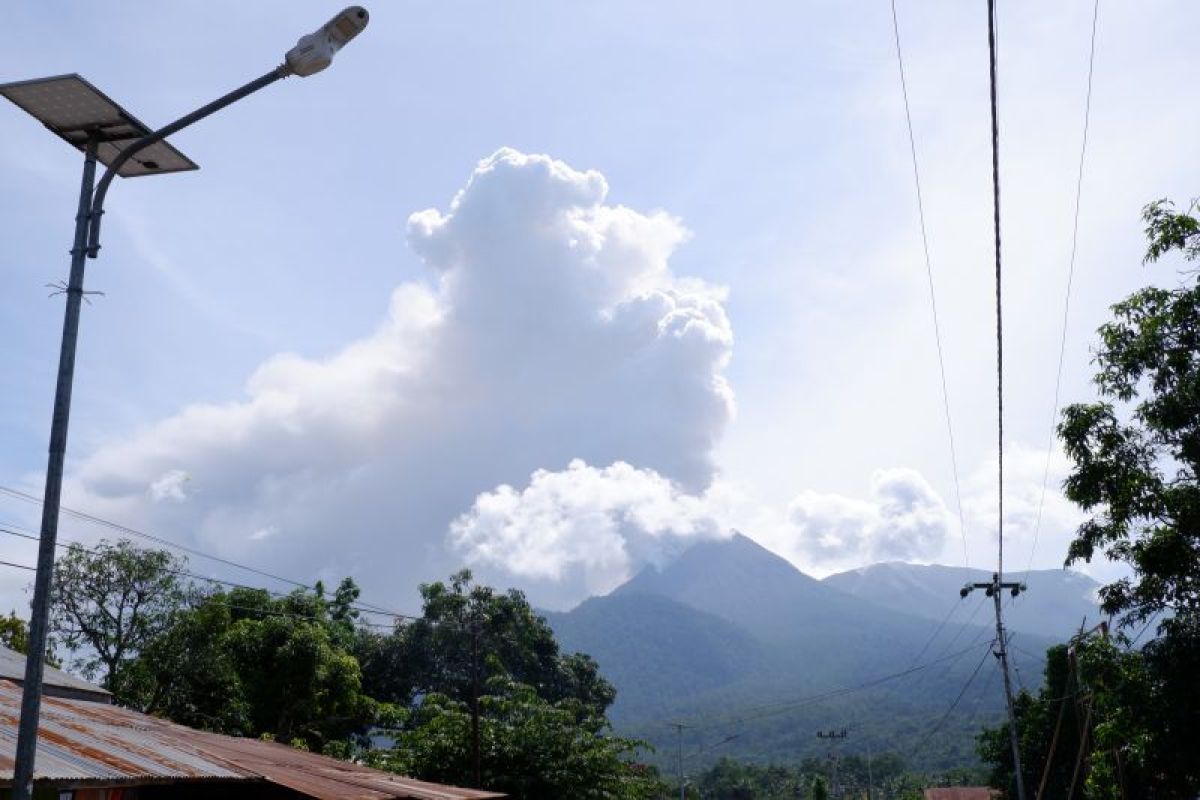 Gunung Lewotobi Laki-laki lontarkan abu vulkanik setinggi 1.000 meter