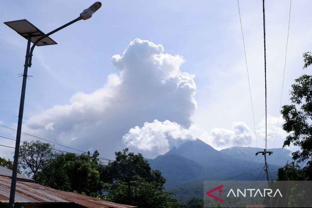 Gunung Lewotobi Laki-laki lontarkan abu setinggi 1.000 meter